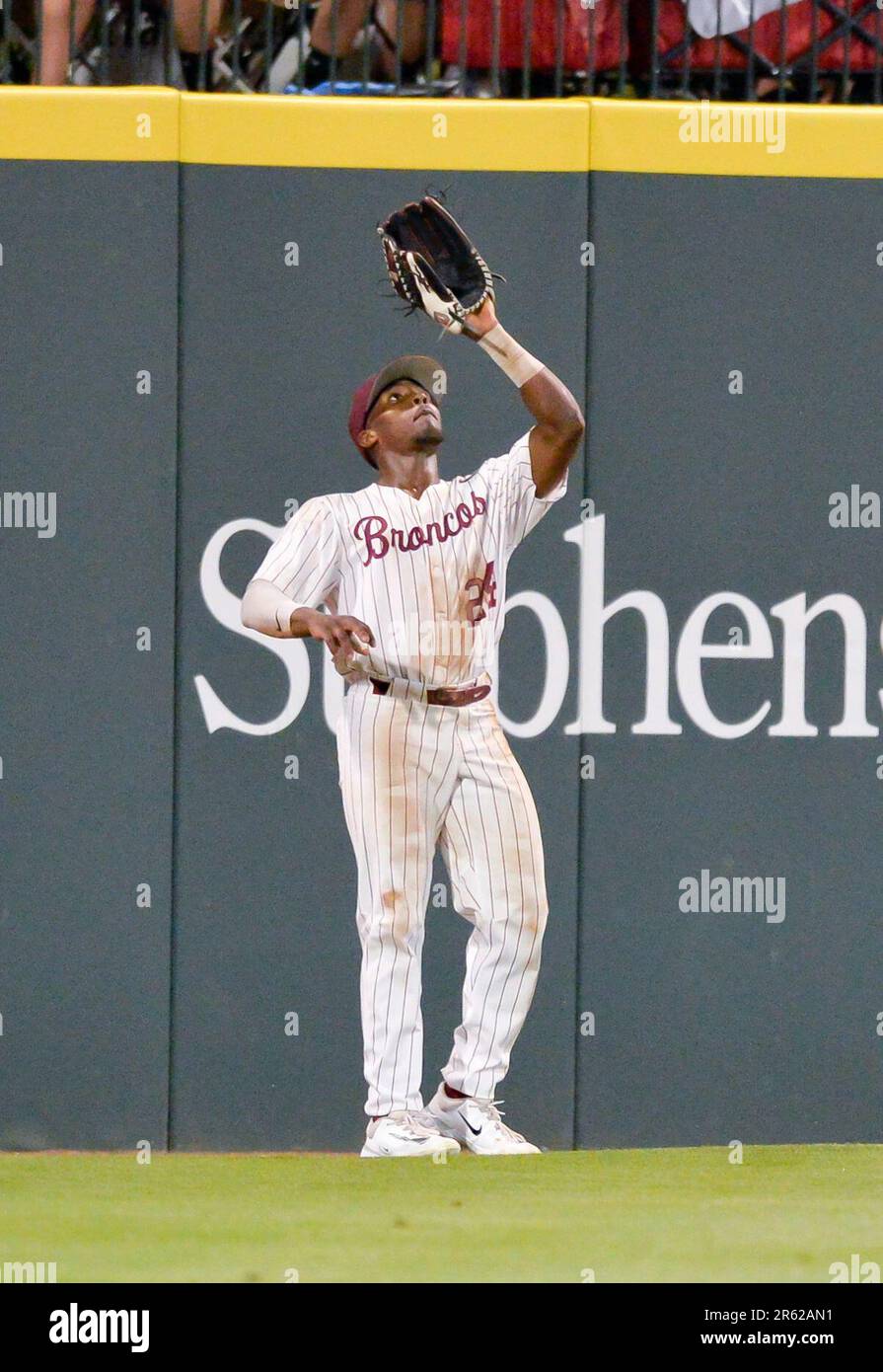 Broken Arrow, Oklahoma, USA. 4th June, 2023. Santa Clara outfielder JONJON BERRING (24) makes a catch at the warning track. (Credit Image: © Gregory Dodds/ZUMA Press Wire) EDITORIAL USAGE ONLY! Not for Commercial USAGE! Stock Photo