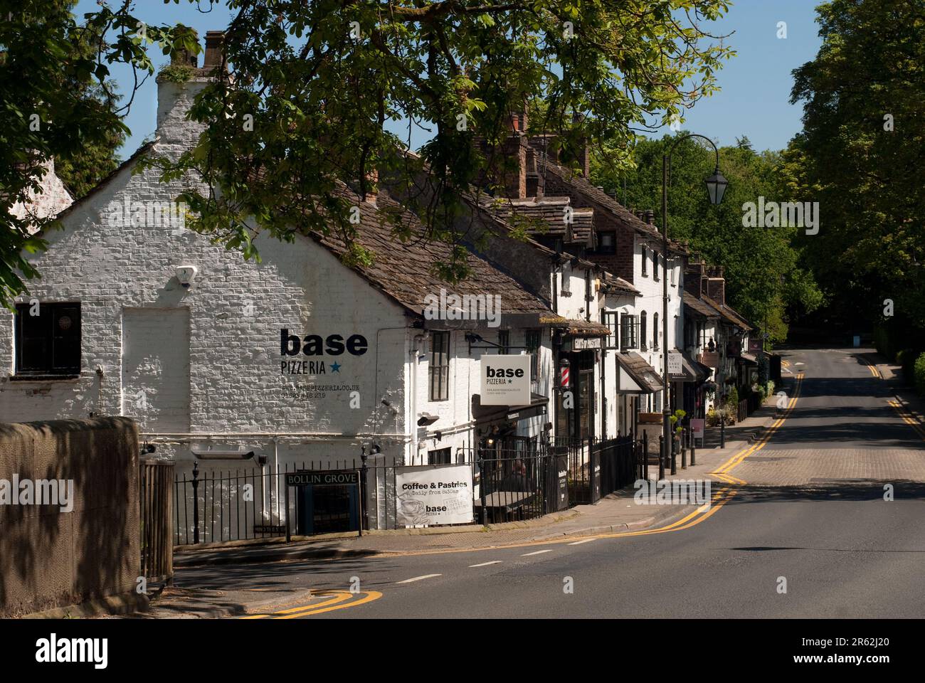 The shops and cafes on New Road Preatbury, Cheshire Stock Photo