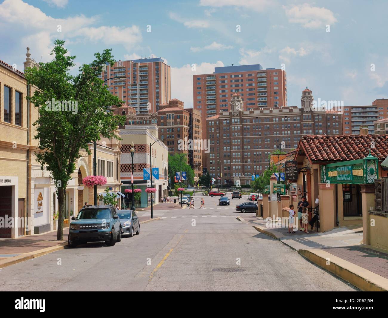 Kansas City, Missouri - June 4, 2023: Country Club Plaza Shops Stock ...