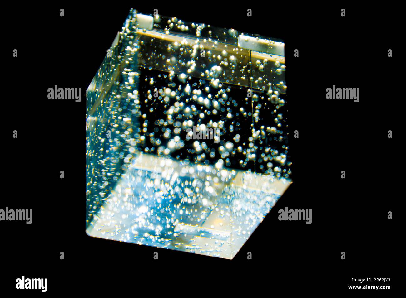 A minimalist glass cube hi-res stock photography and images - Alamy