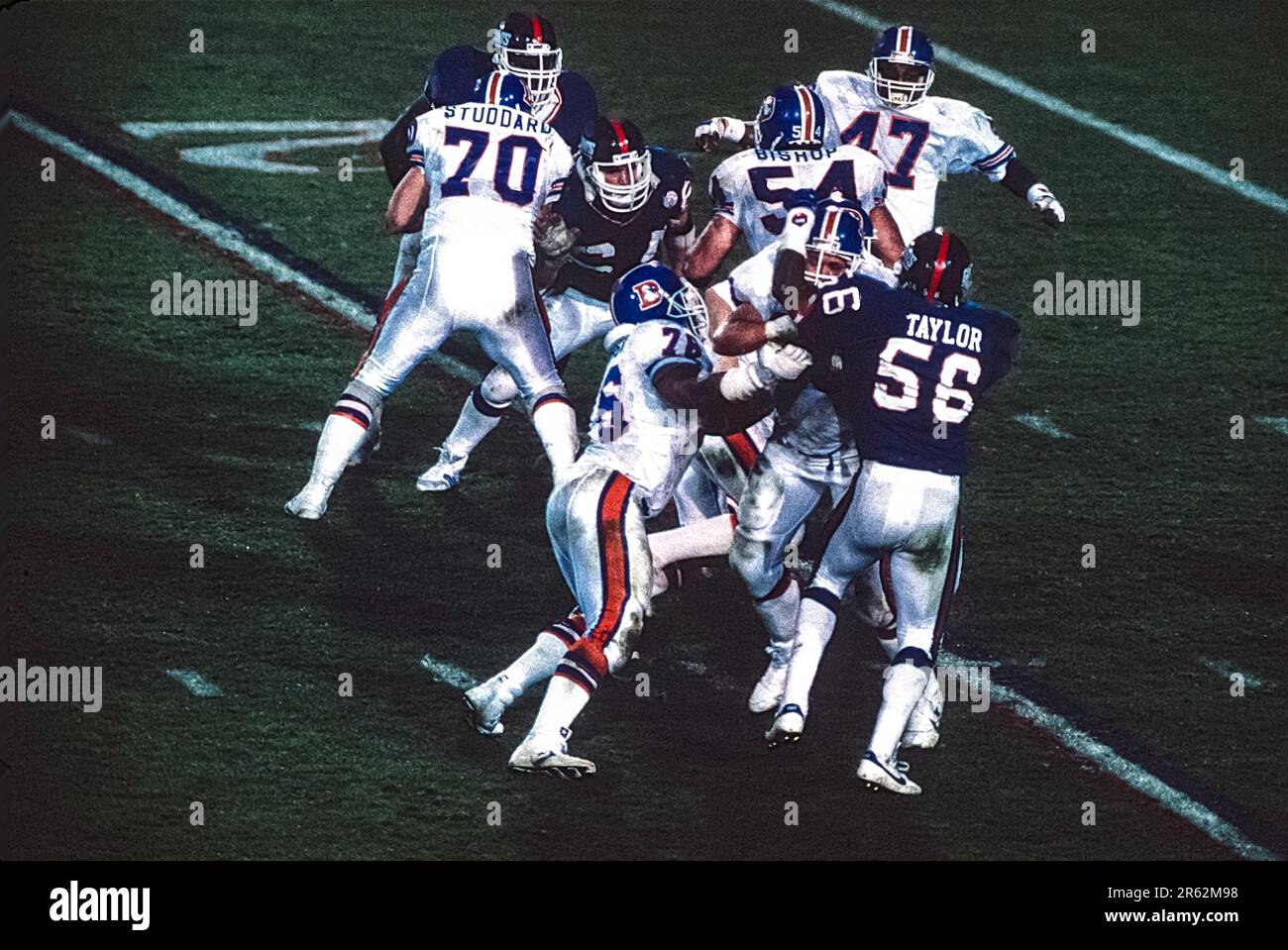 Lawrence Taylor New York Giants-56 on defense during the 1987 Superbowl  Stock Photo - Alamy