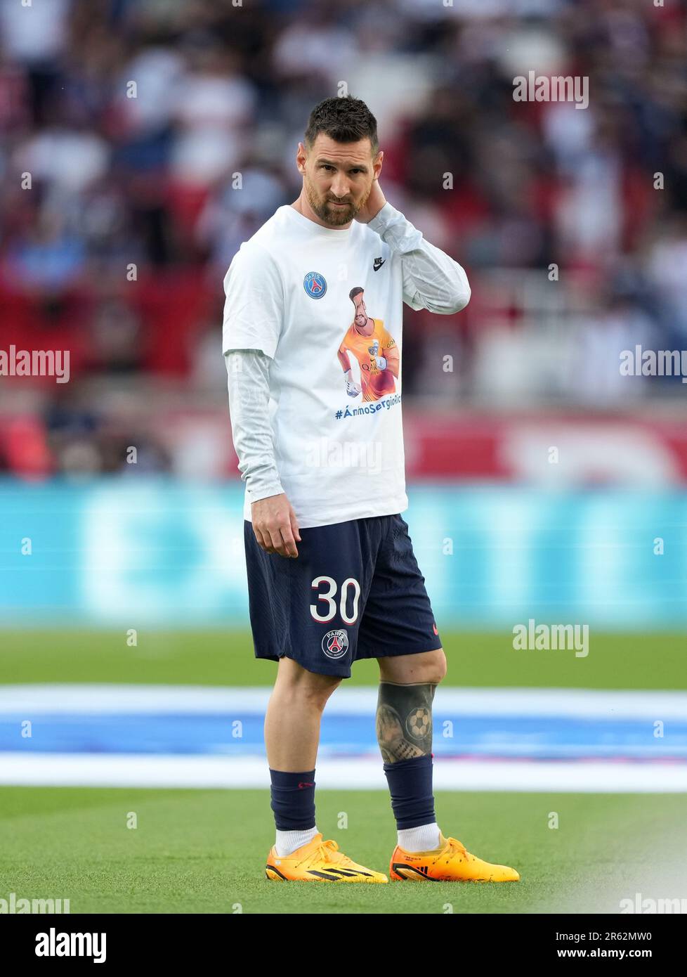 lionel-messi-of-psg-pre-match-during-the-ligue-1-match-between-paris