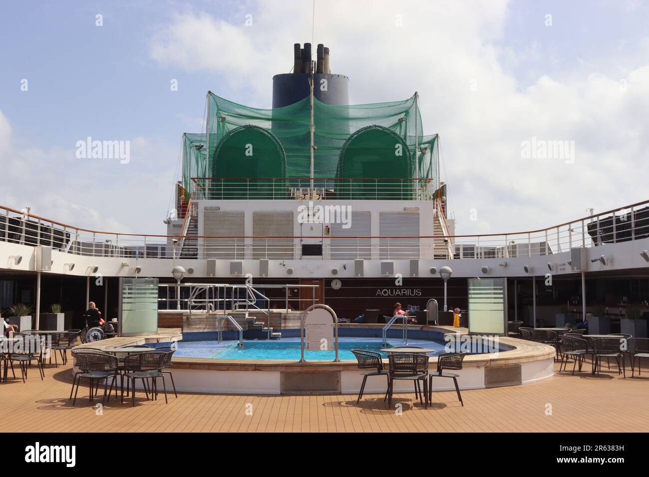Aquarius pool and Aquarius bar astern on deck 9 - Lido deck of the cruise ship Arcadia. This popular area is also adjacent to the Belvedere restaurant. Stock Photo