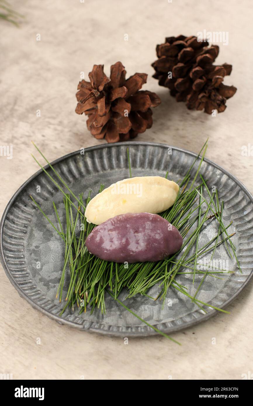 Songpyeon and Medicinal Rice Made Delicious with Family during Chuseok