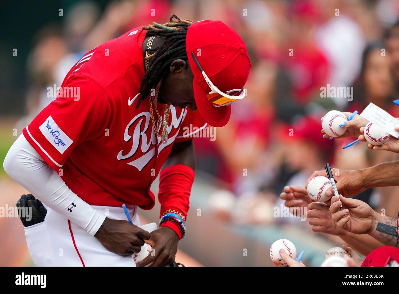 Cincinnati Reds' Elly De La Cruz signs autographs prior to a baseball game  against the Los Angeles Dodgers in Cincinnati, Tuesday, June 6, 2023. (AP  Photo/Aaron Doster Stock Photo - Alamy