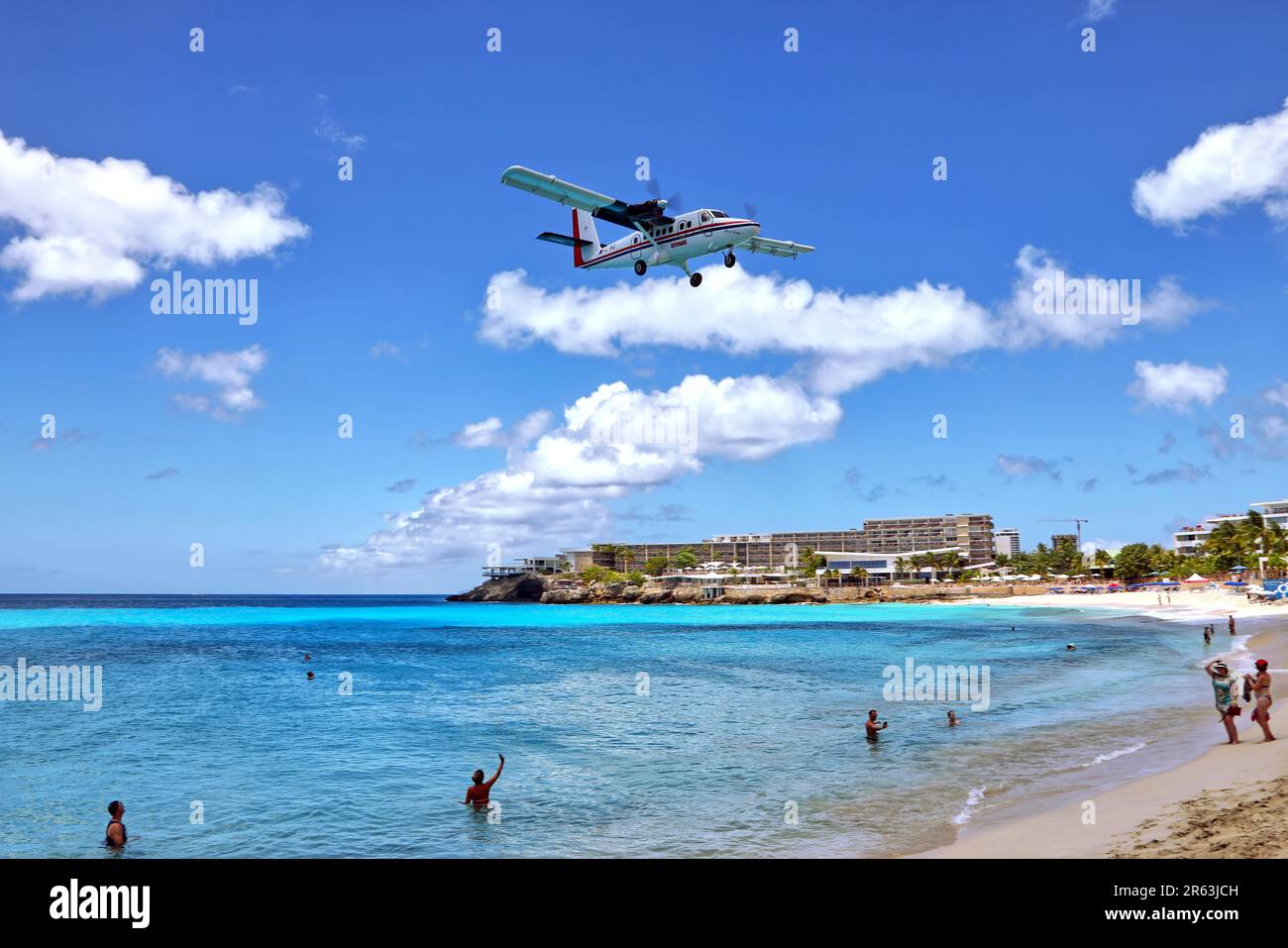 Flughafen Strand Maho Beach, landendes Flugzeug, St. Maarten, Karibik Stock Photo