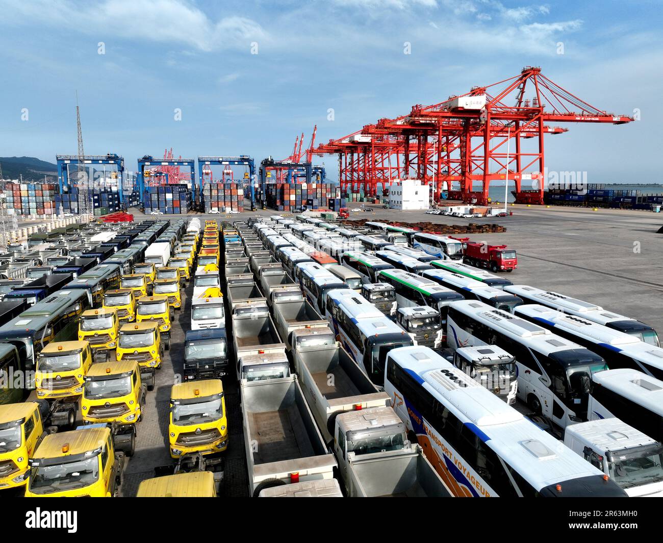 LIANYUNGANG, CHINA - JUNE 7, 2023 - Cargo ships dock at a berth to load and unload containers at the container terminal in Lianyungang Port, East Chin Stock Photo