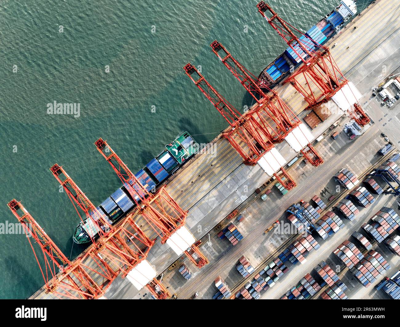 LIANYUNGANG, CHINA - JUNE 7, 2023 - Cargo ships dock at a berth to load and unload containers at the container terminal in Lianyungang Port, East Chin Stock Photo