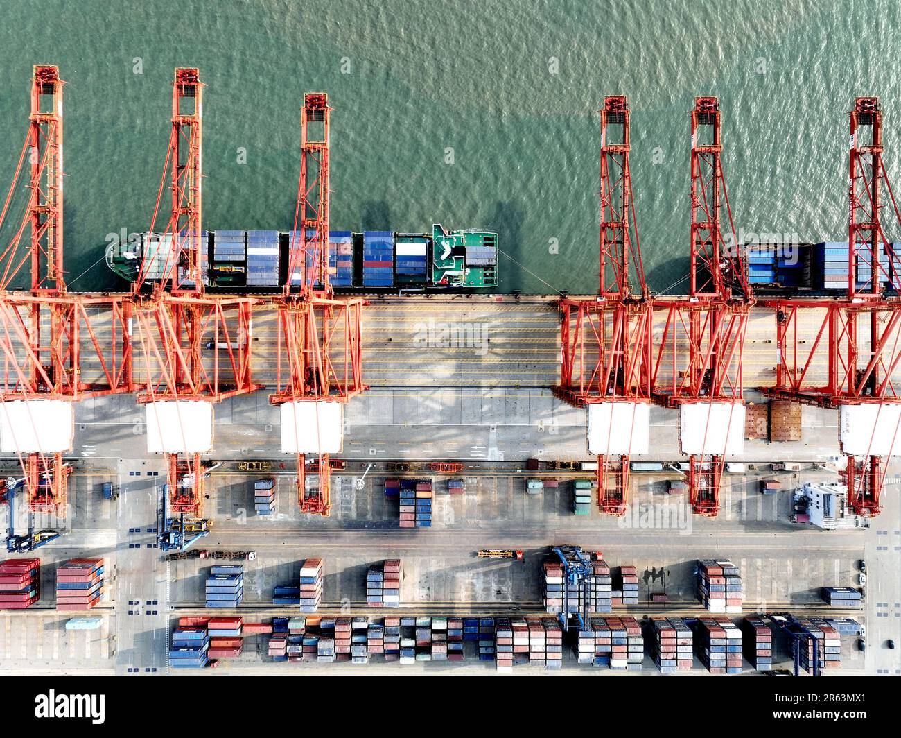 LIANYUNGANG, CHINA - JUNE 7, 2023 - Cargo ships dock at a berth to load and unload containers at the container terminal in Lianyungang Port, East Chin Stock Photo