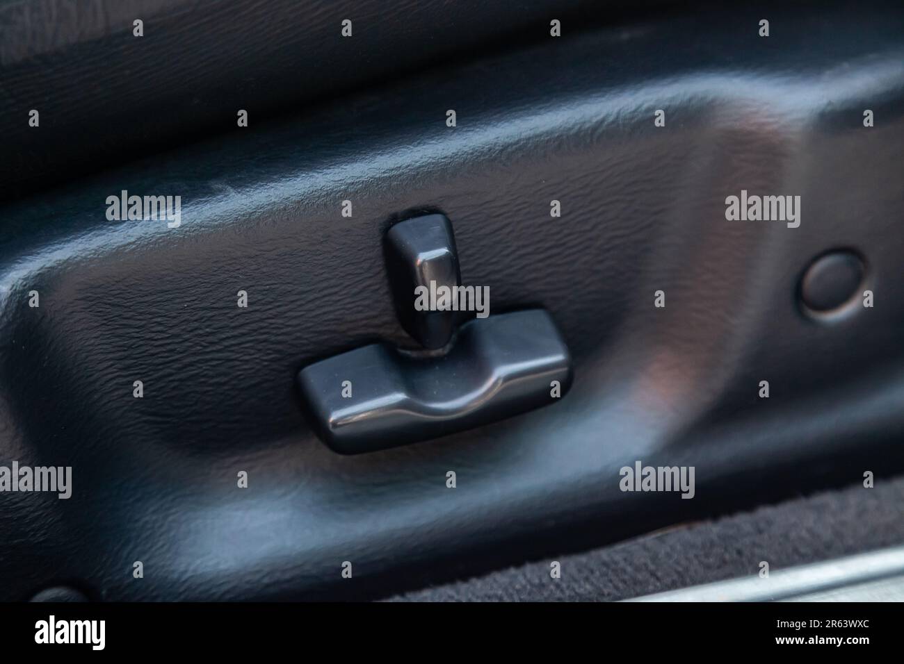 Buttons for adjusting the seat horizontally in height by tilting