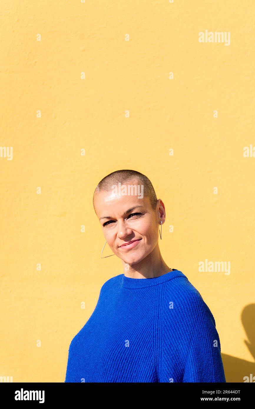 woman with a shaved head smiling looking at camera Stock Photo - Alamy