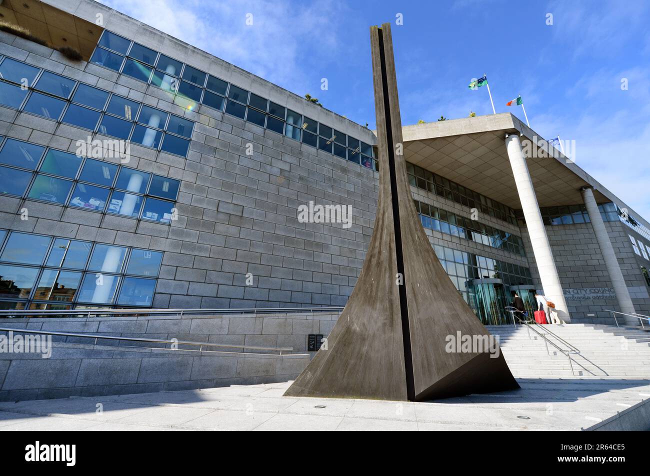 Wooden Sculpture 'Wood Quay' by Michael Warren outside the offices of Dublin City Council. Dublin, Ireland. Stock Photo