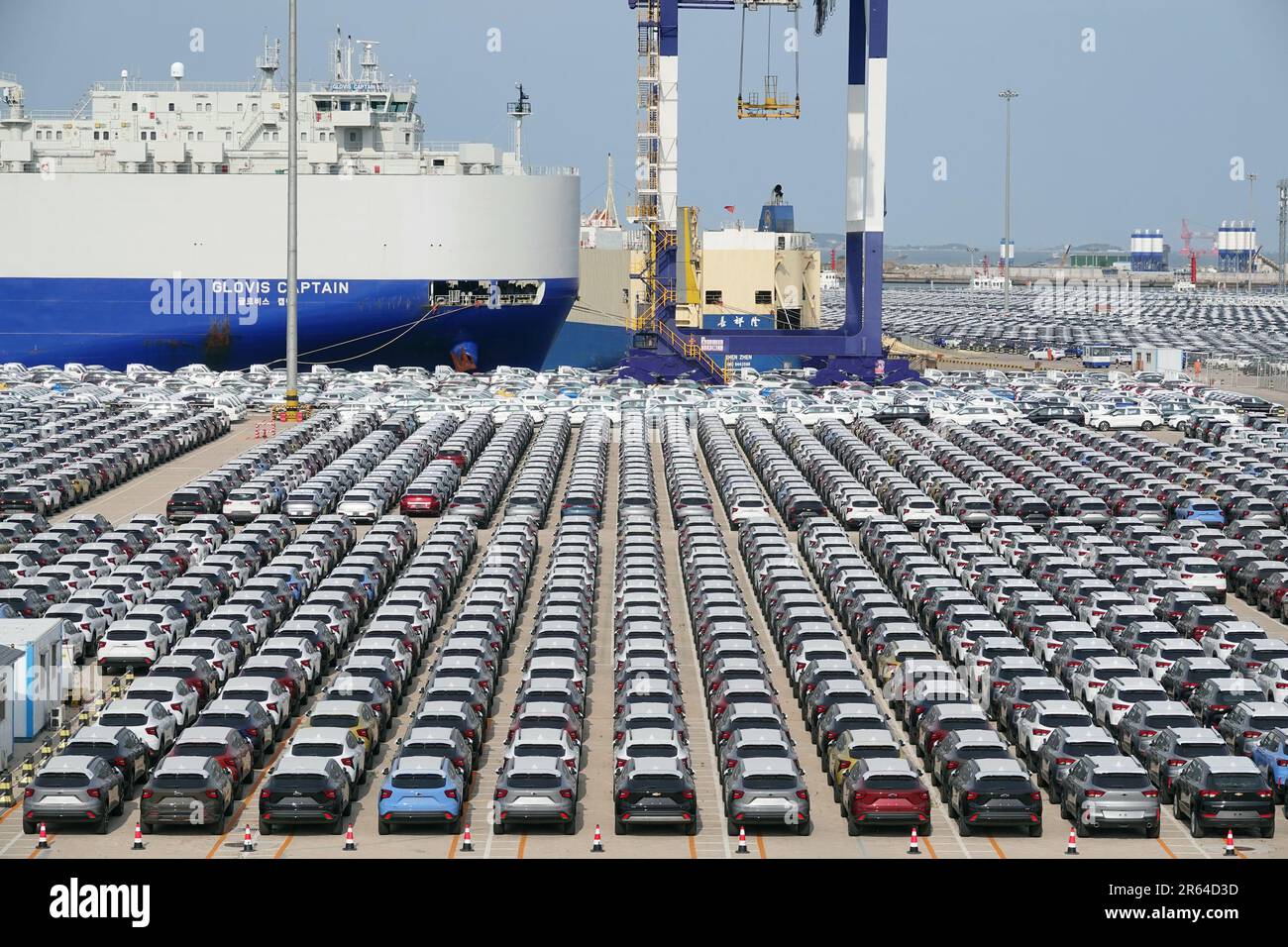 A large number of export vehicles are assembled at the port of Yantai to be shipped by ro-ro vehicles in Yantai, Shandong province, China, June 5, 202 Stock Photo