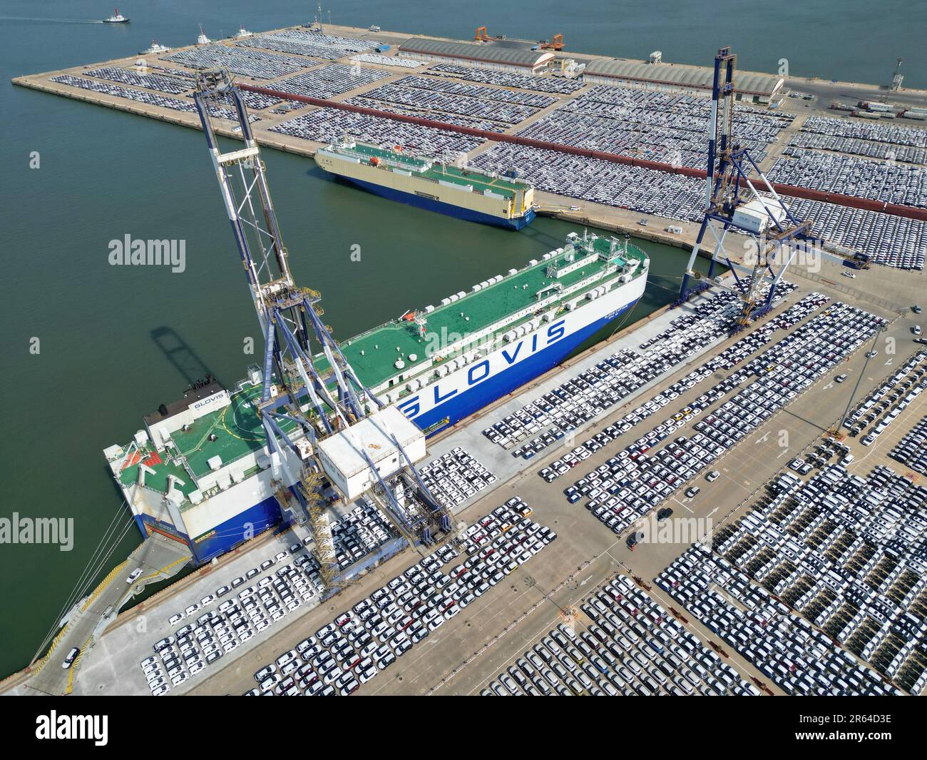 A large number of export vehicles are assembled at the port of Yantai to be shipped by ro-ro vehicles in Yantai, Shandong province, China, June 5, 202 Stock Photo