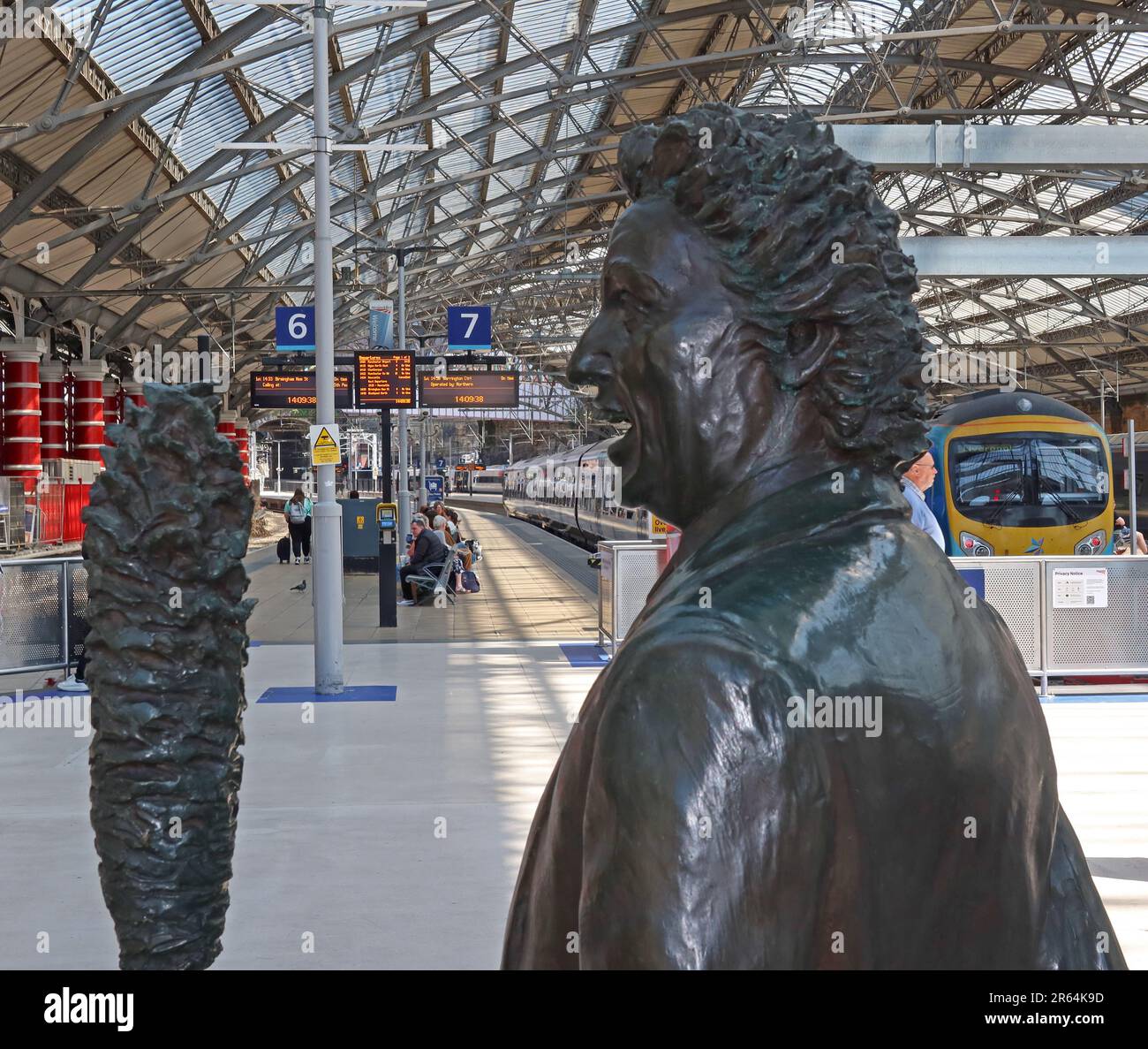 Statue of comedian Ken Dodd at Liverpool Lime Street railway station, positioned beside the platforms as a tribute to the Liverpool-born entertainer Stock Photo