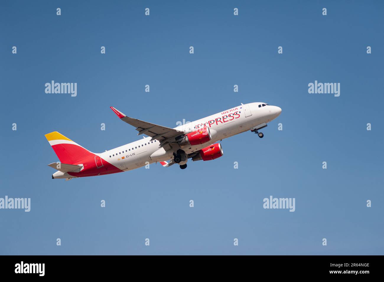 Iberia a320 in flight hi-res stock photography and images - Alamy