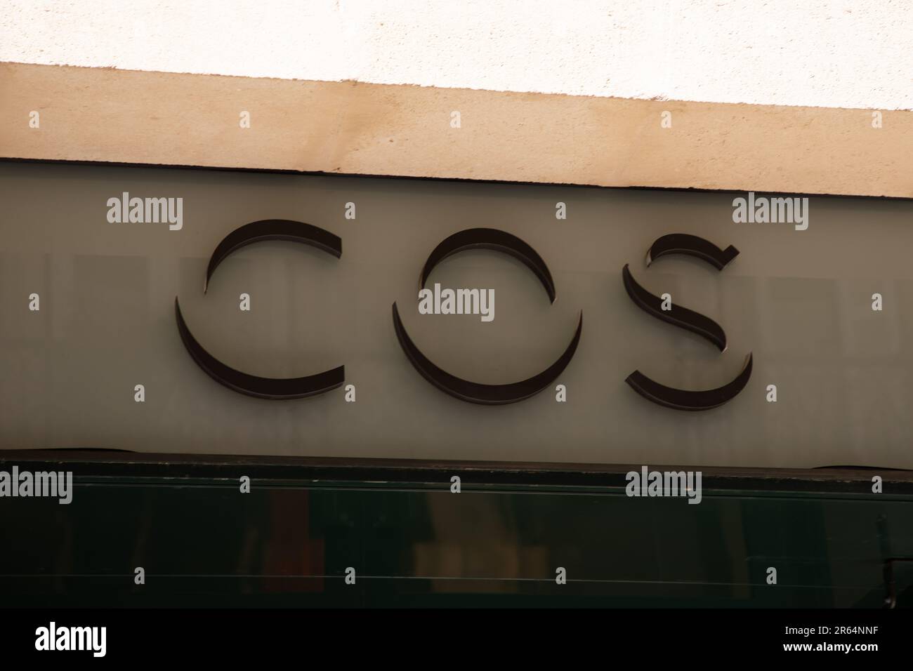 Cos clothes shop hi-res stock photography and images - Alamy