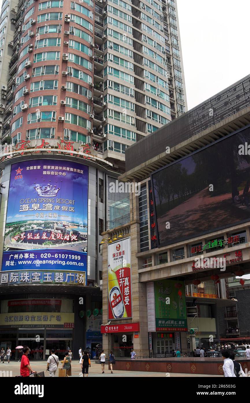广州市 中國 Guangzhou, China; A tall multi-story apartment block; Ein hoher mehrstöckiger Wohnblock; Un bloque de apartamentos alto de varios pisos. Stock Photo