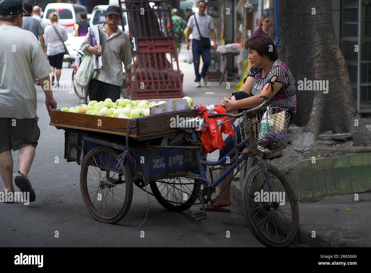 广州市 中國 Guangzhou, China; A street apple seller; A street vendor selling apples; Ein Apfelverkäufer auf der Straße; Ein Straßen-Apfelverkäufer 街頭賣蘋果的人 Stock Photo