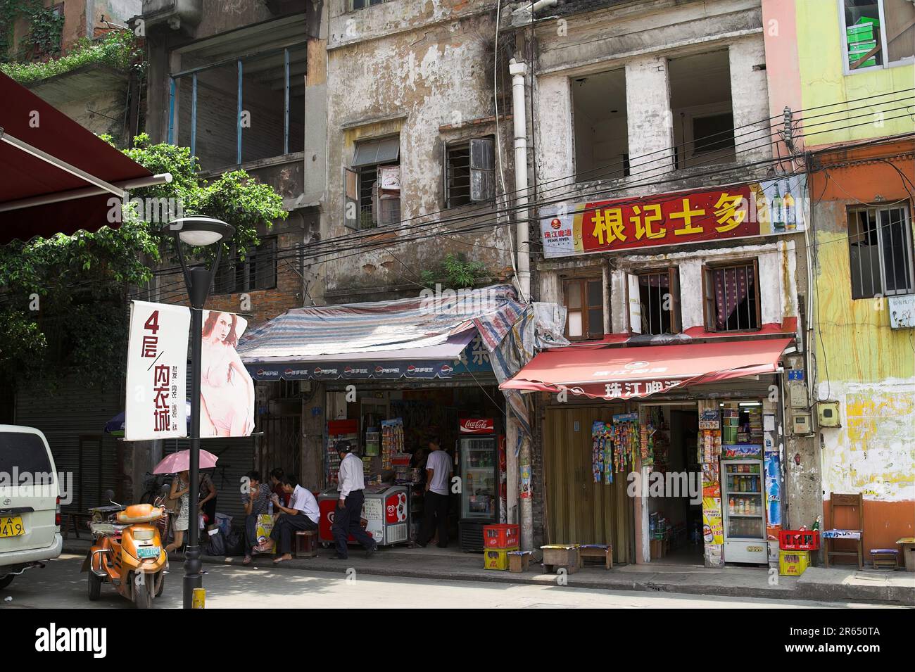 广州市 中國 Guangzhou, China; Old dingy tenement houses - a small dirty shop; Alte, schmuddelige Mietshäuser – ein kleiner, dreckiger Laden Stock Photo