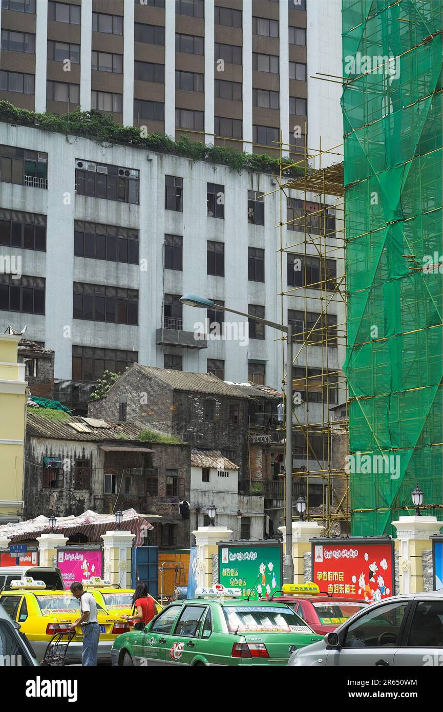 广州市 中國 Guangzhou China Old dingy tenement houses against the background of modern skyscrapers Alte Mietshäuser vor dem Hintergrund neuer Wolkenkratzer Stock Photo