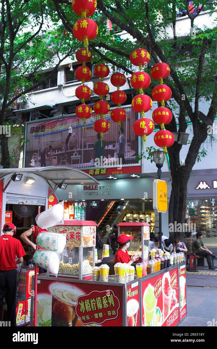 广州市 中國 Guangzhou, China; Chinese red lanterns hanging on a tree. Chinesische rote Laternen hängen an einem Baum.  中國紅燈籠掛在樹上。 Stock Photo