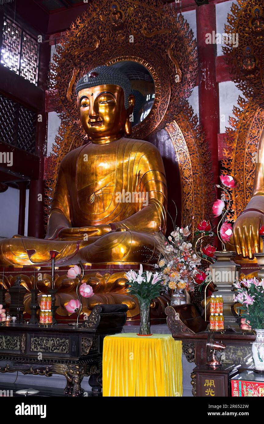 广州市 中國 Guangzhou, China; Temple of the Six Banyan Trees; Tempel der sechs Banyanbäume; 六榕寺 gold brass Buddha statue; Buddha-Statue aus Goldmessing Stock Photo