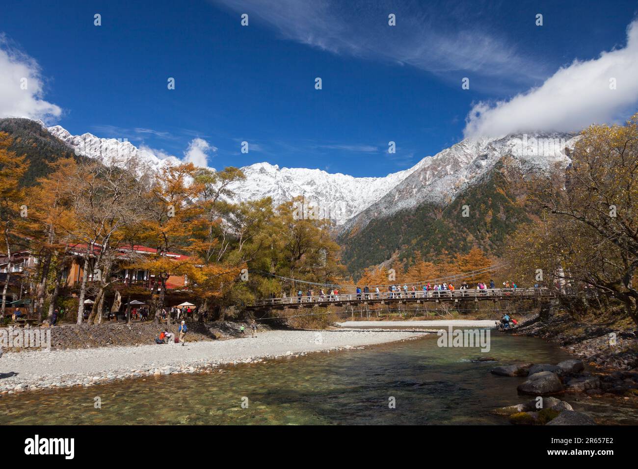 Kappa-bashi bridge in Kamikochi and the Hotaka mountain range with ...