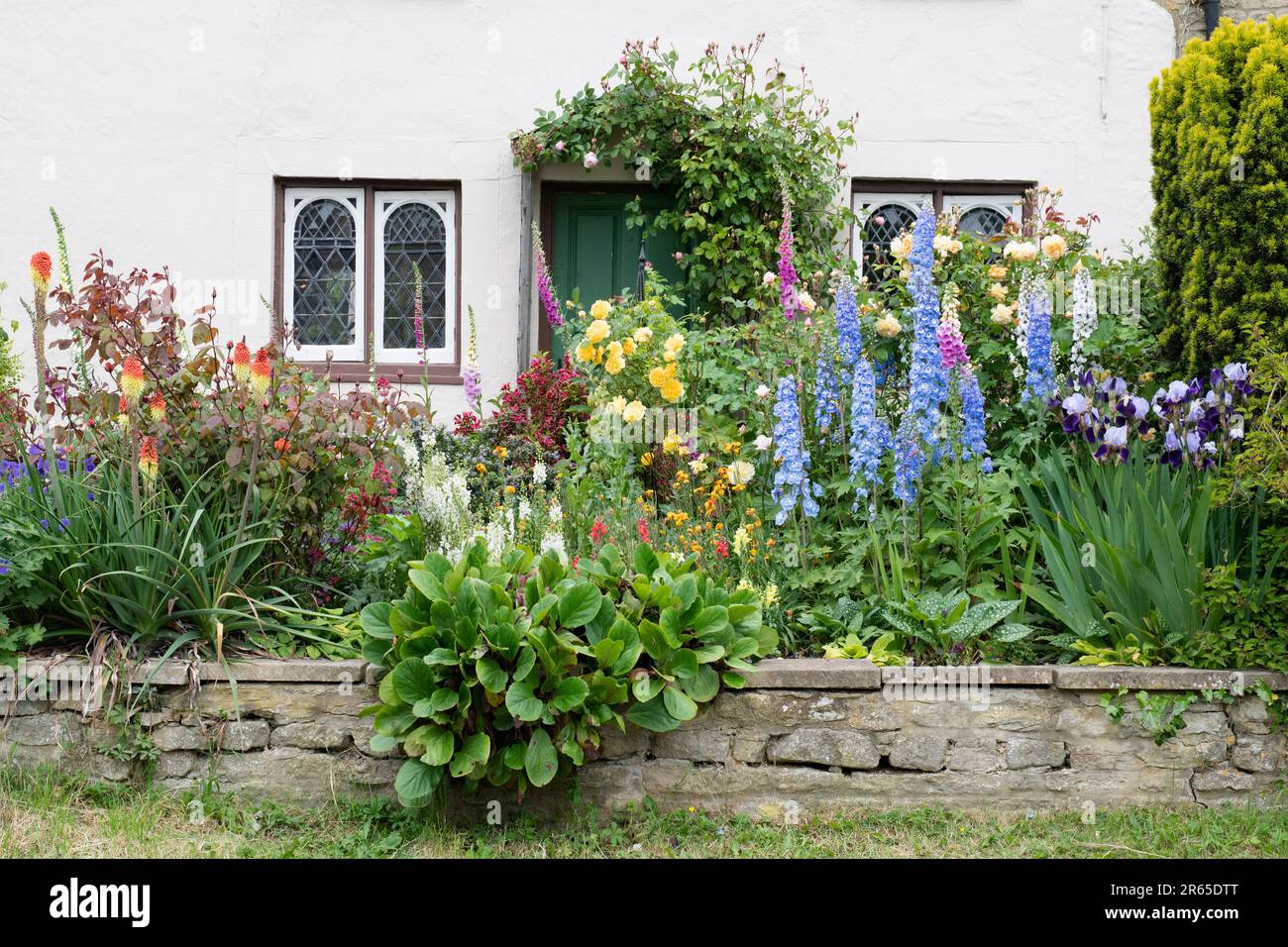 Flowers in an English cottage garden in june. Northamptonshire, England ...