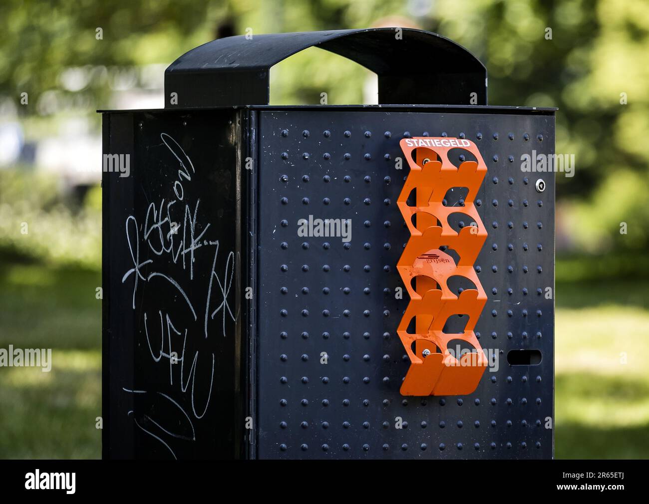 HAARLEM A donation rack on a waste bin, intended for donating deposit