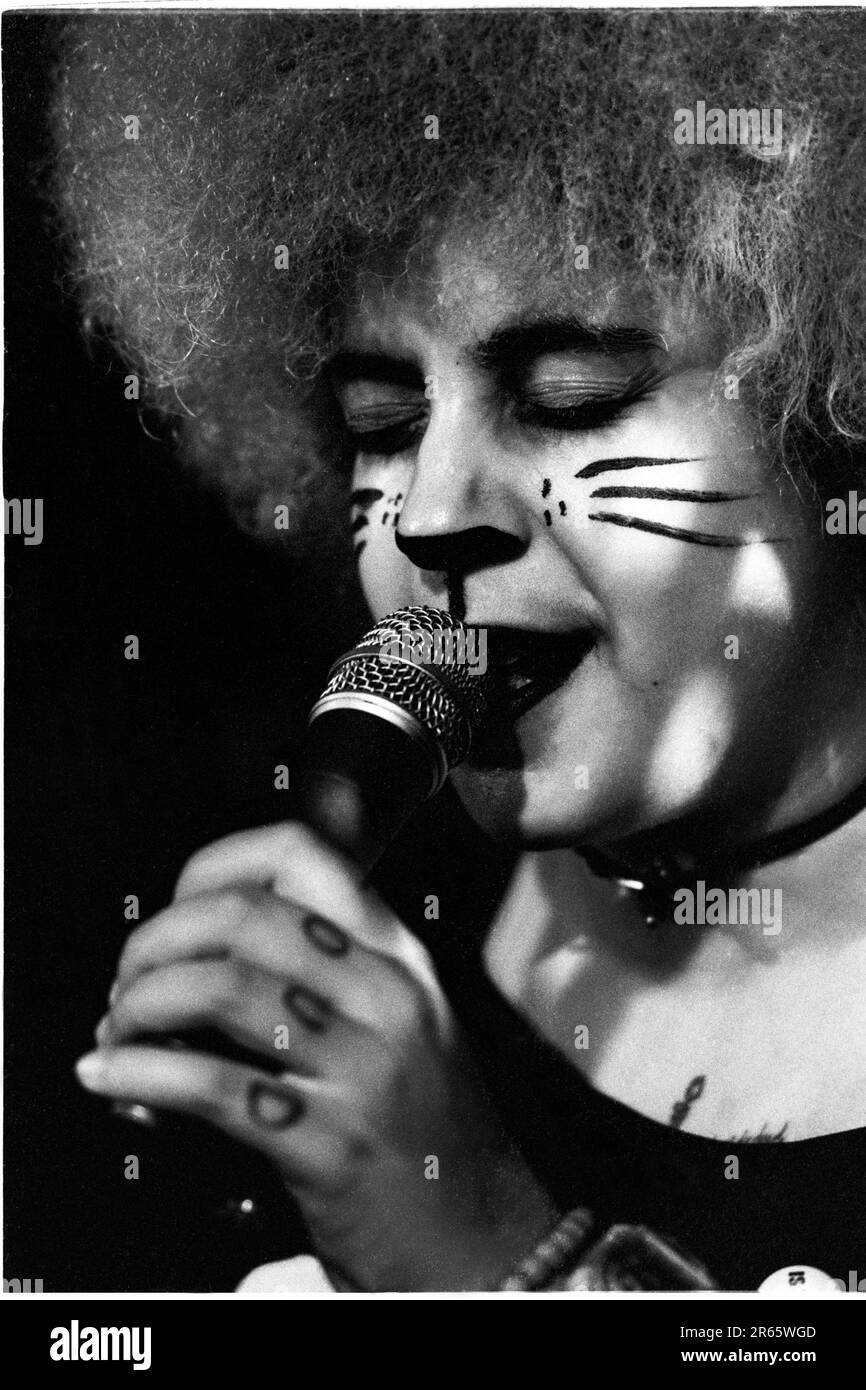 MOULDY PEACHES, YOUNG, FIRST UK TOUR, 2001: Kimya Dawson of the Moldy Peaches playing live (supporting The Strokes) at Clwb Ifor Bach Welsh Club in Wales, UK on 14 June 2001. Photograph: Rob Watkins Stock Photo
