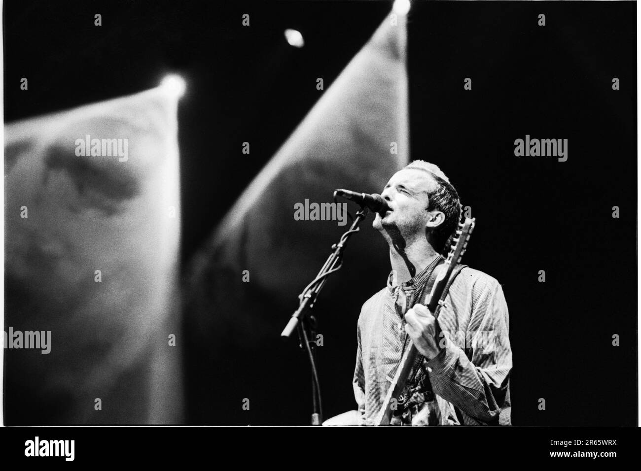 Fran Healey of Travis playing live at Reading Festival on 24 August 2001 in Reading, Engliand, UK. Photo: Rob Watkins Stock Photo