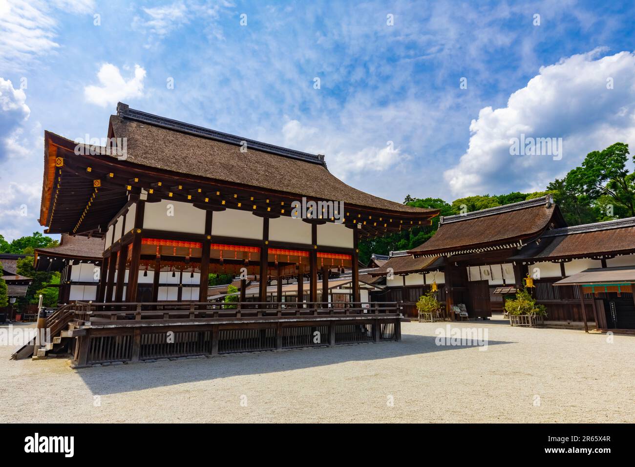 Shrine maiden hi-res stock photography and images - Alamy