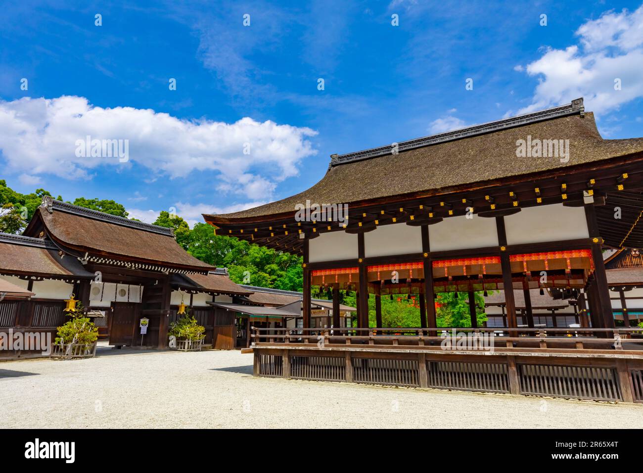 Shrine maiden hi-res stock photography and images - Alamy