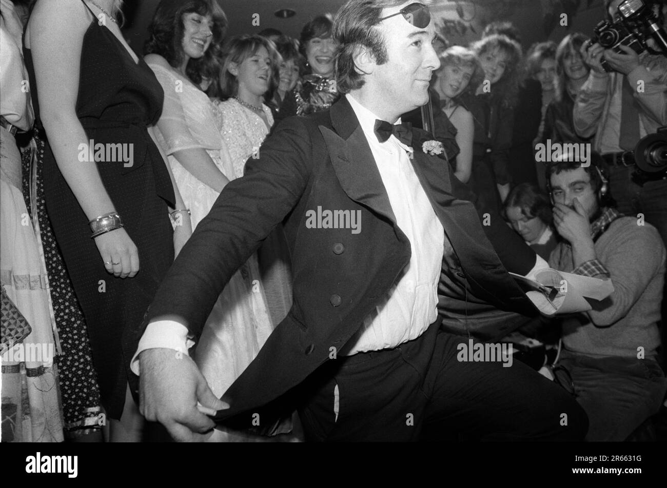 Wedgies nightclub at 107 Kings Road, Chelsea. Dai Llewellyn taking a bow at the Deb of the Year Competition at Wedgies Night Club. Sir David St Vincent 'Dai' Llewellyn, 4th Baronet (2 April 1946 – 13 January 2009 ), 1980s Chelsea, London, England 1982 UK HOMER SYKES Stock Photo