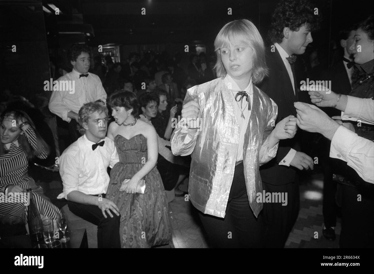 Sloane Rangers at Wedgies nightclub at 107 Kings Road, Chelsea. Young pretty and rich, disco dancing at Wedgies in the Kings Road. Chelsea, London, England 1982.1980s UK HOMER SYKES Stock Photo
