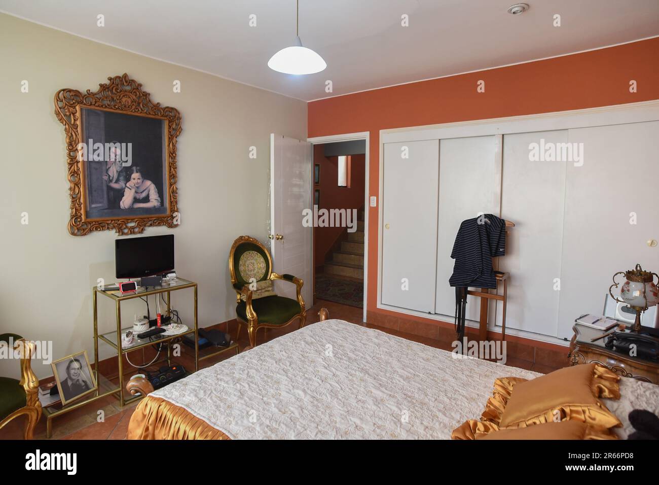 habitacion para turistas con muebles clasicos, closet y ventana Stock Photo