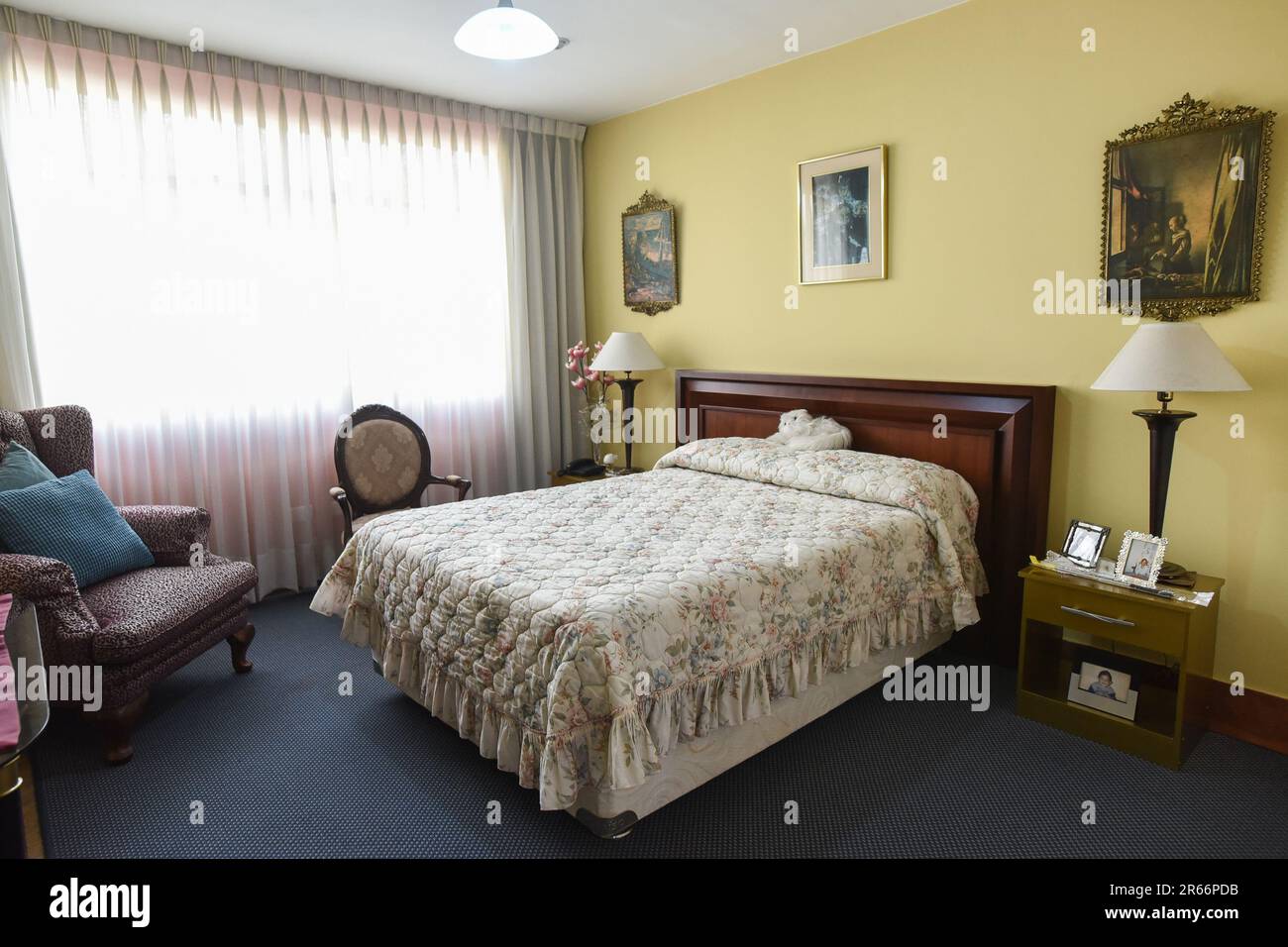habitacion para turistas con muebles clasicos, closet y ventana Stock Photo