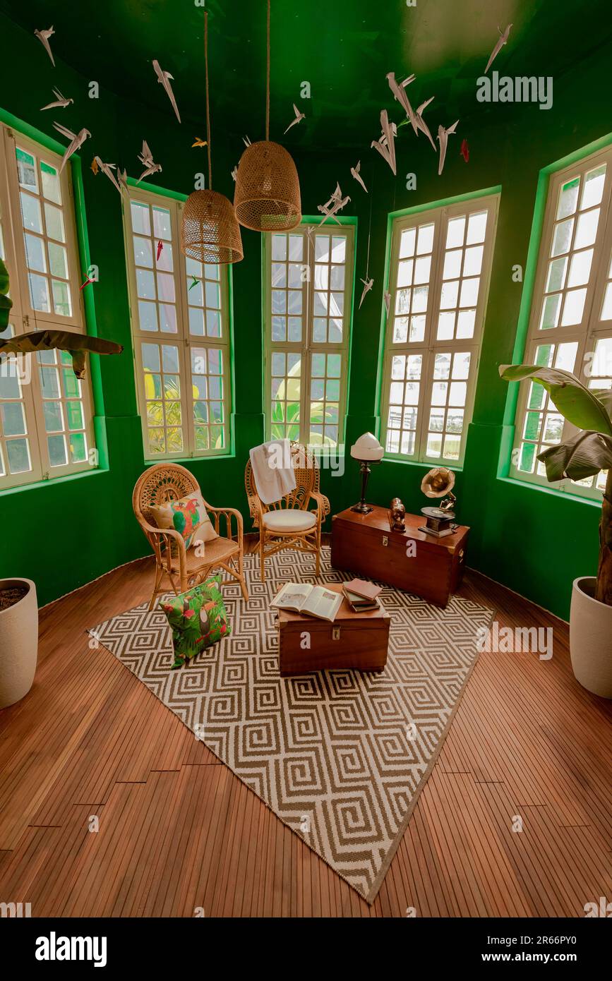 recepcion con muebles clasicos y acabados de madera  decorado con origamis inspirados en la selva Stock Photo