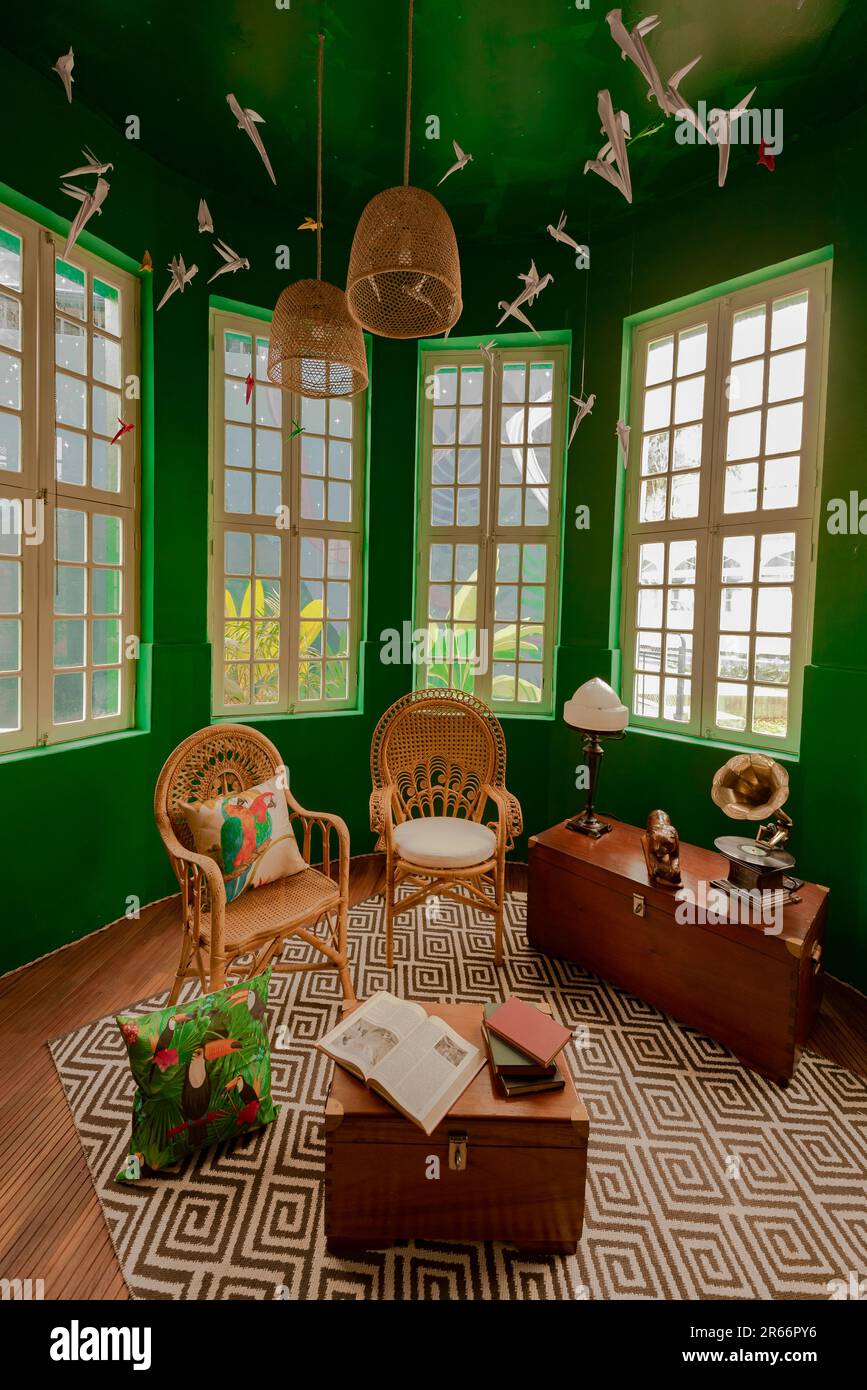 lobby con muebles y acabados retro, inspirados en la selva peruana Stock Photo