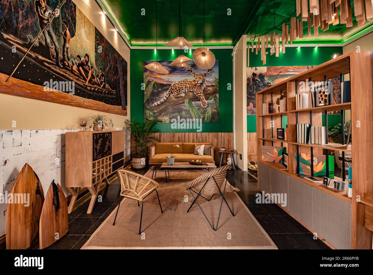 sala y biblioteca con acabados rusticos inspirados  en la selva peruana Stock Photo