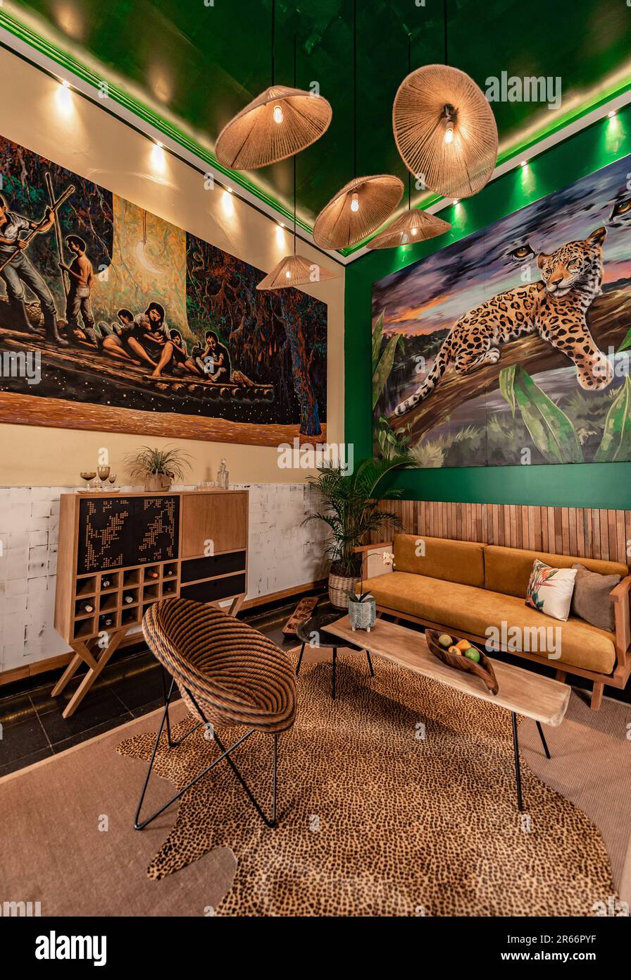 ambiente de sala con iluminaciones y muebles inspirados en la selva Stock Photo