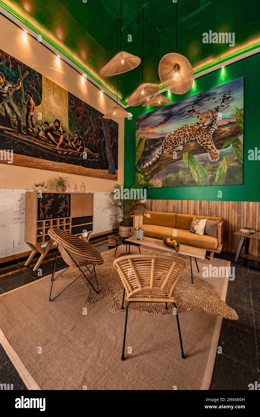 sala amoblada con acabados de madera y piezas de arte inspirados en la selva peruana Stock Photo
