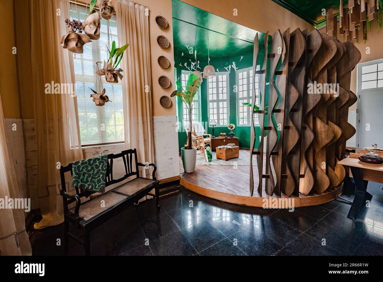 lobby y comedor de departamento con acabados de madera inspirados en la selva peruana Stock Photo