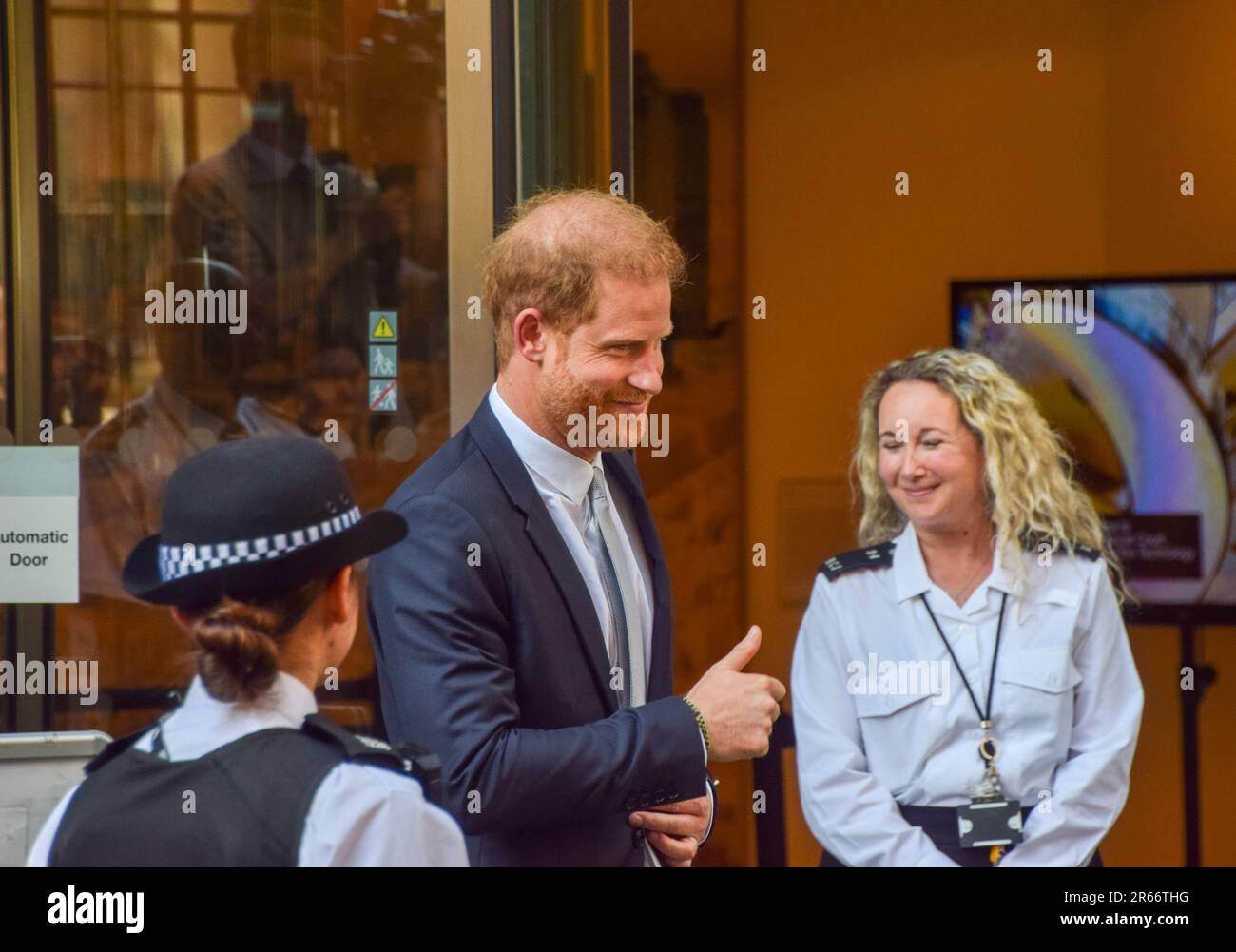 London, UK. 07th June, 2023. Prince Harry gives a thumbs-up as he leaves the High Court, Rolls Building. Several high-profile people, including Prince Harry, have taken legal action against Mirror Group Newspapers over alleged unlawful information gathering, including phone hacking. Credit: SOPA Images Limited/Alamy Live News Stock Photo