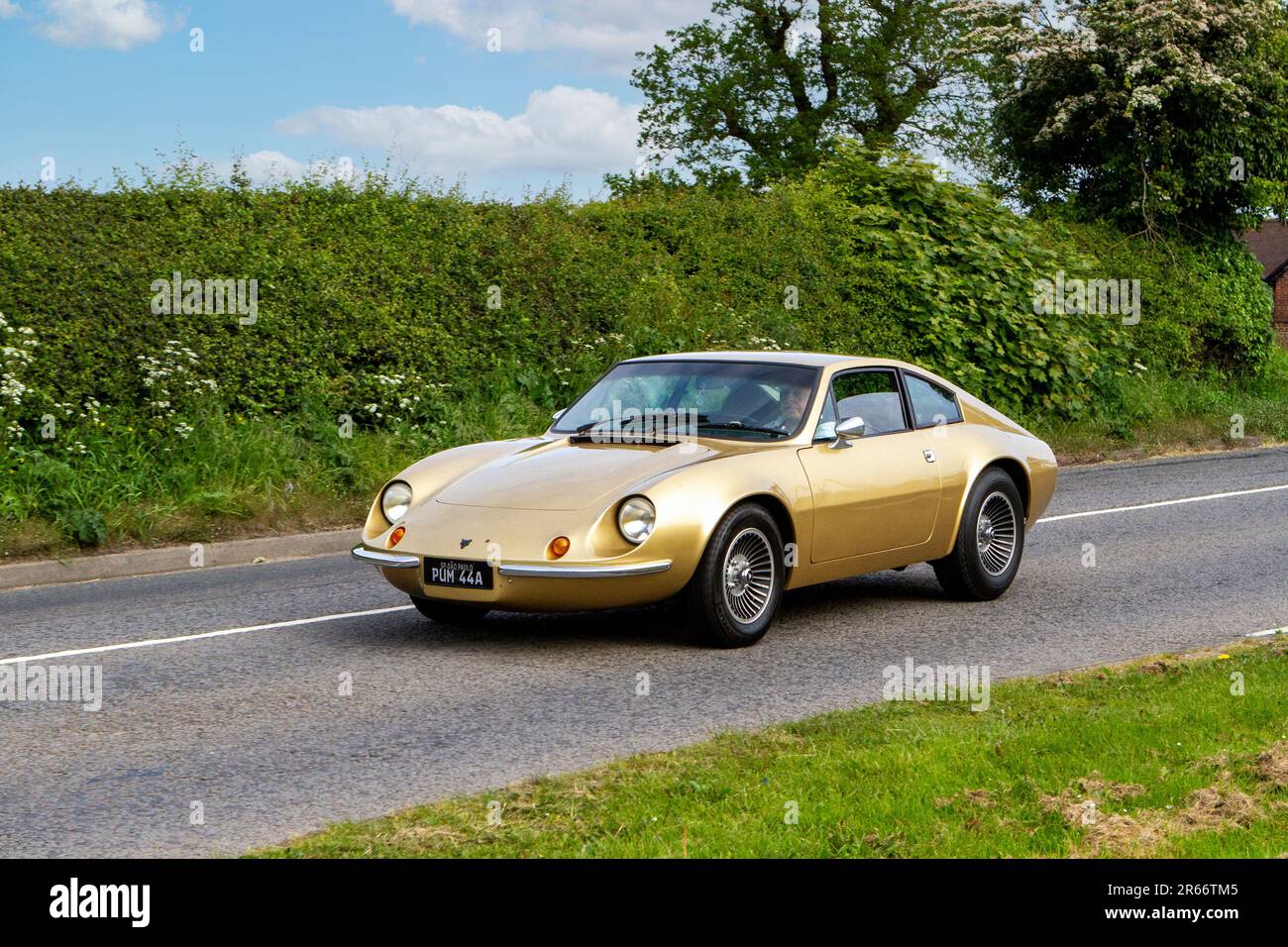 1969 60 sixties VW Gold Volkswagen Classic vintage car, Yesteryear motors en route to Capesthorne Hall Vintage Collectors car show, Cheshire, UK Stock Photo