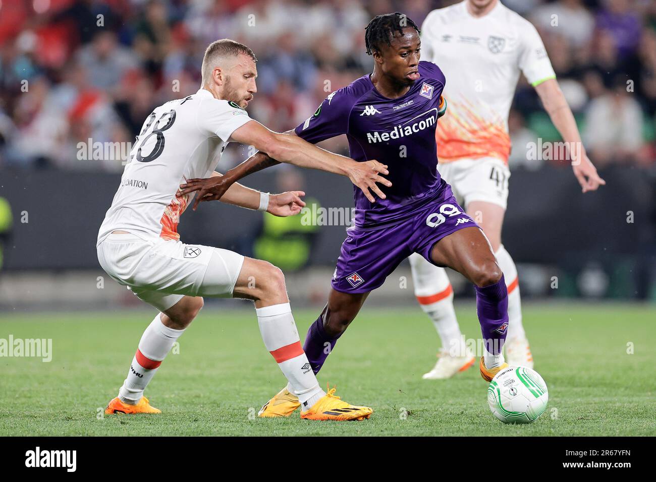 Prague, Czech Republic. 07th June, 2023. Tomas Soucek of West Ham United and Christian Kouame of ACF Fiorentina compete for the ball during the Conference League Final between ACF Fiorentina and West Ham United FC at Eden Arena stadium in Prague (Czech Republic), June 7th, 2023. Credit: Insidefoto di andrea staccioli/Alamy Live News Stock Photo