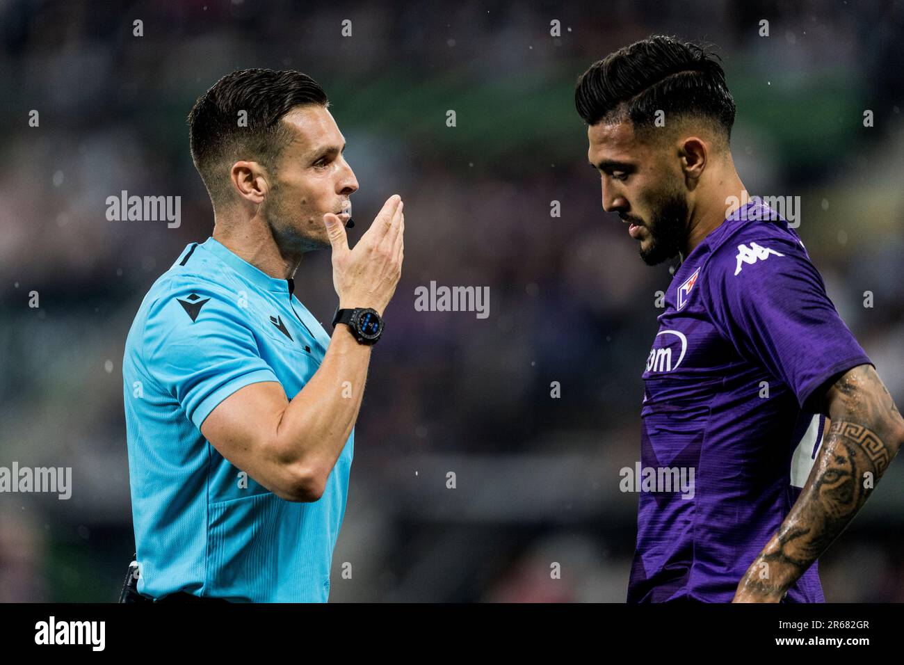 Prague, Czech Republic. 07th June, 2023. Referee Carlos del Cerro seen with Nicolas Gonzalez of Fiorentina during the UEFA Europa Conference League final between Fiorentina v West Ham United at Eden Arena in Prague. Credit: Gonzales Photo/Alamy Live News Stock Photo
