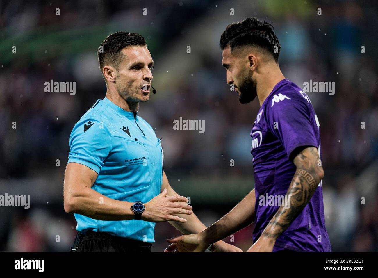 Prague, Czech Republic. 07th June, 2023. Referee Carlos del Cerro seen with Nicolas Gonzalez of Fiorentina during the UEFA Europa Conference League final between Fiorentina v West Ham United at Eden Arena in Prague. Credit: Gonzales Photo/Alamy Live News Stock Photo