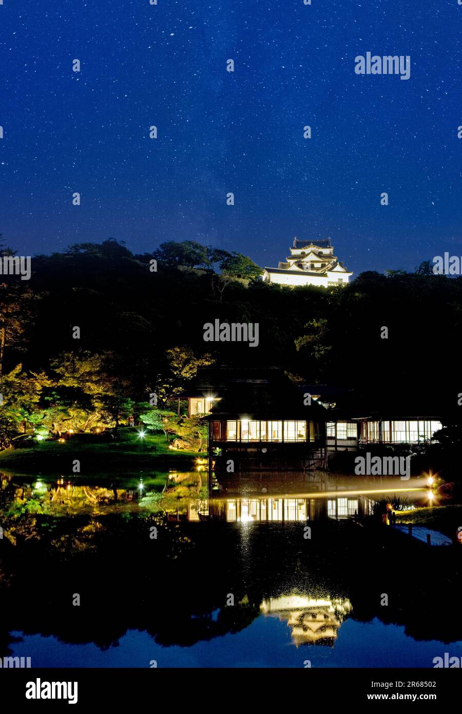 Genkyu-en Garden and Hikone Castle at night Stock Photo
